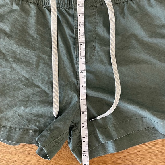 Vuori Green Ripstop Shorts Elastic Waistband - Picture 4 of 8